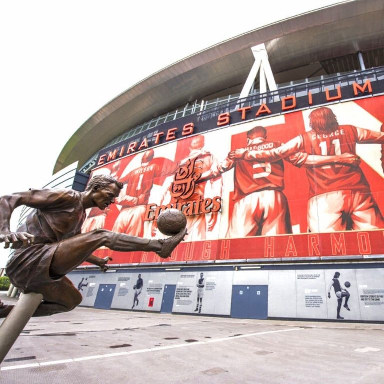 Suka Sepak Bola Ini 7 Stadion Terbaik di Inggris yang Wajib Kamu Kunjungi - Emirates Stadium London