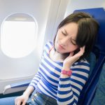 5 Cara Mengatasi Telinga Berdengung Saat Naik Pesawat