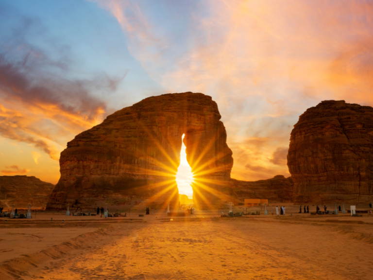 Menikmati Sunset dan Malam yang Indah di Ikon Wisata Al Ula!