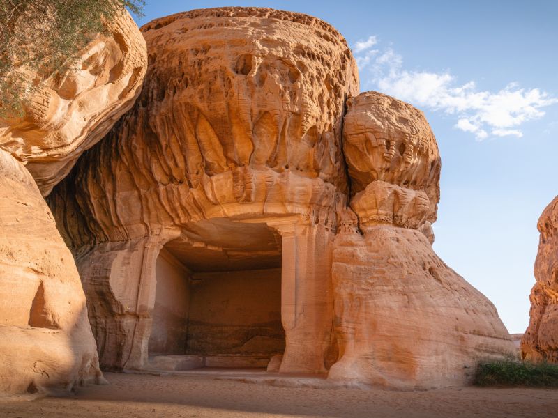 Menjelajahi Keajaiban Hegra, Wisata Sejarah yang Memukau di Saudi Arabia