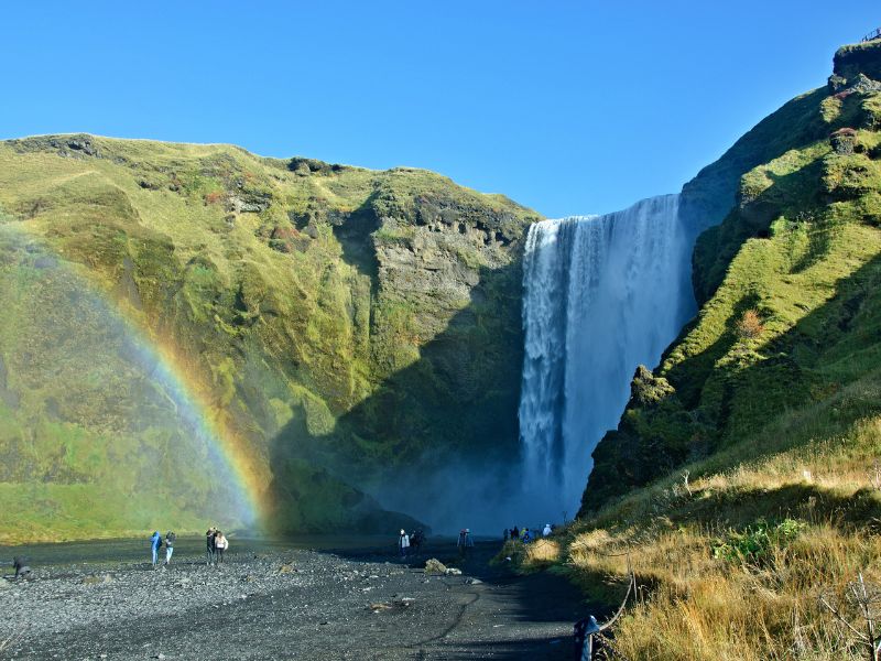 Air Terjun Skógafoss_ Tirai Air Raksasa di Tanah Api dan Es