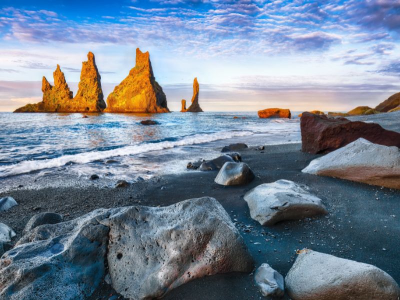 Reynisfjara Beach, Pantai Pasir Hitam yang Dramatis