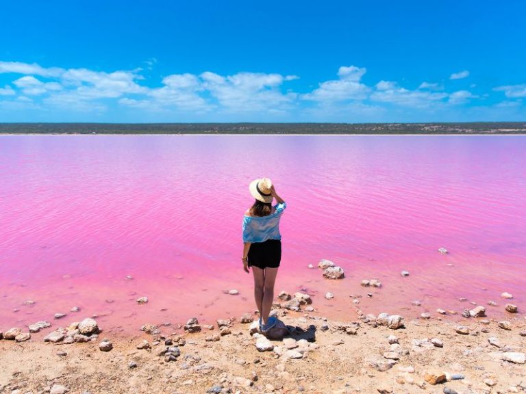 Hutt Lagoon Australia, Danau Viral yang Bikin Takjub!