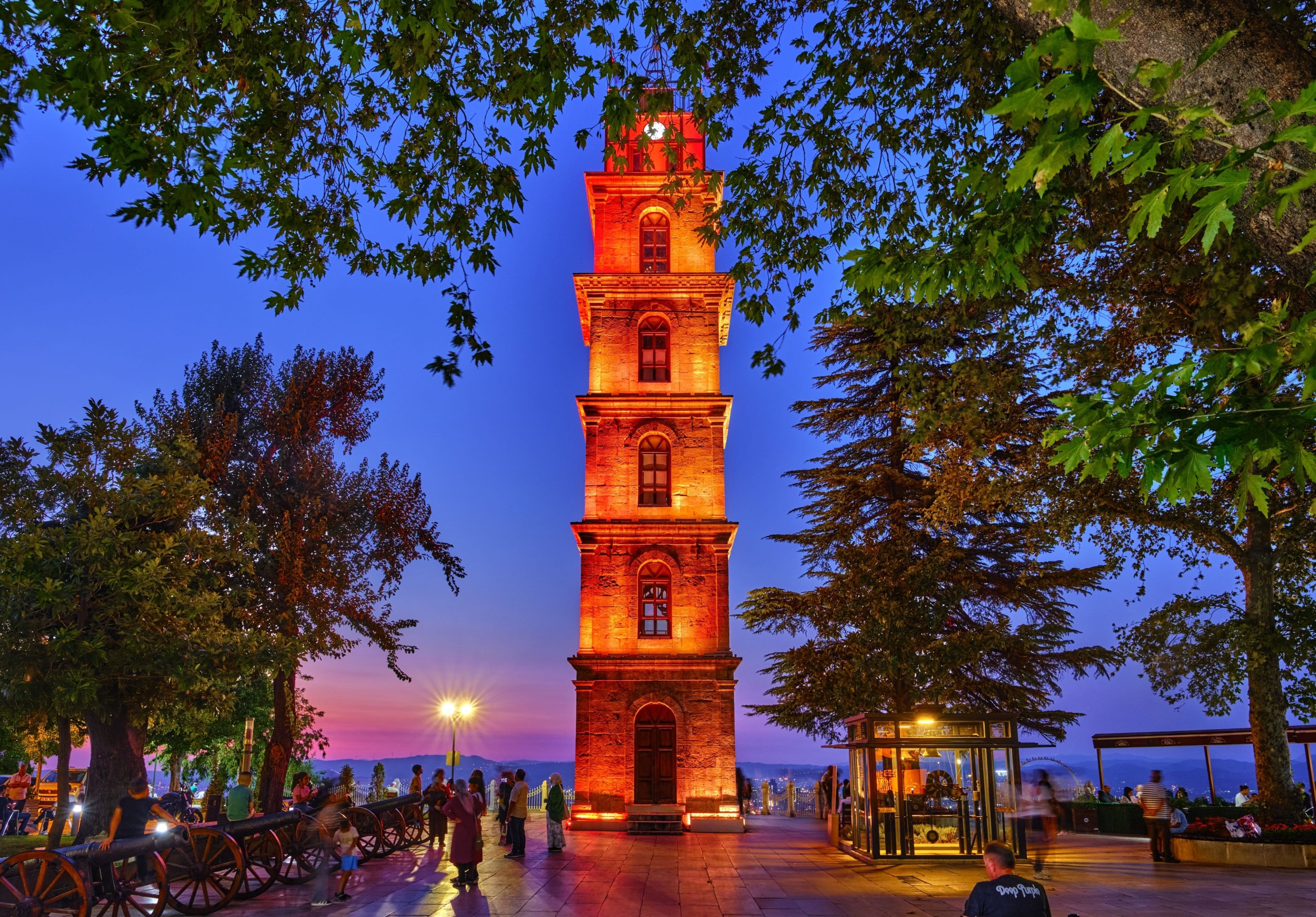 Tophane Clock Tower di Malam Hari