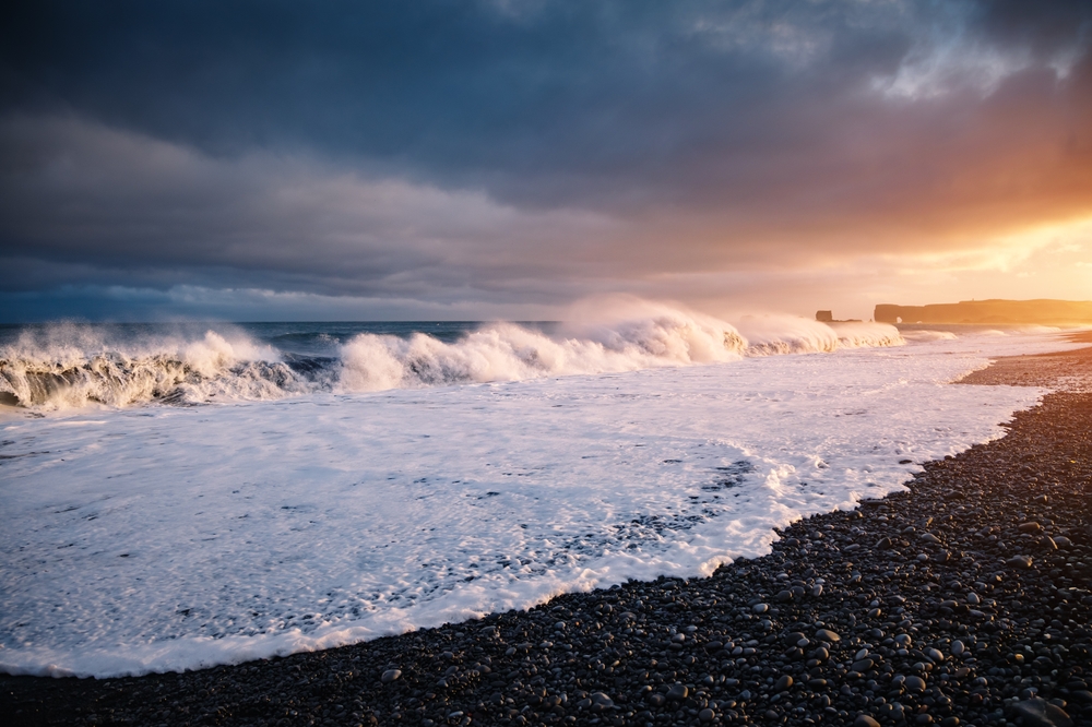Pantai pasir hitam di Reynisfjara