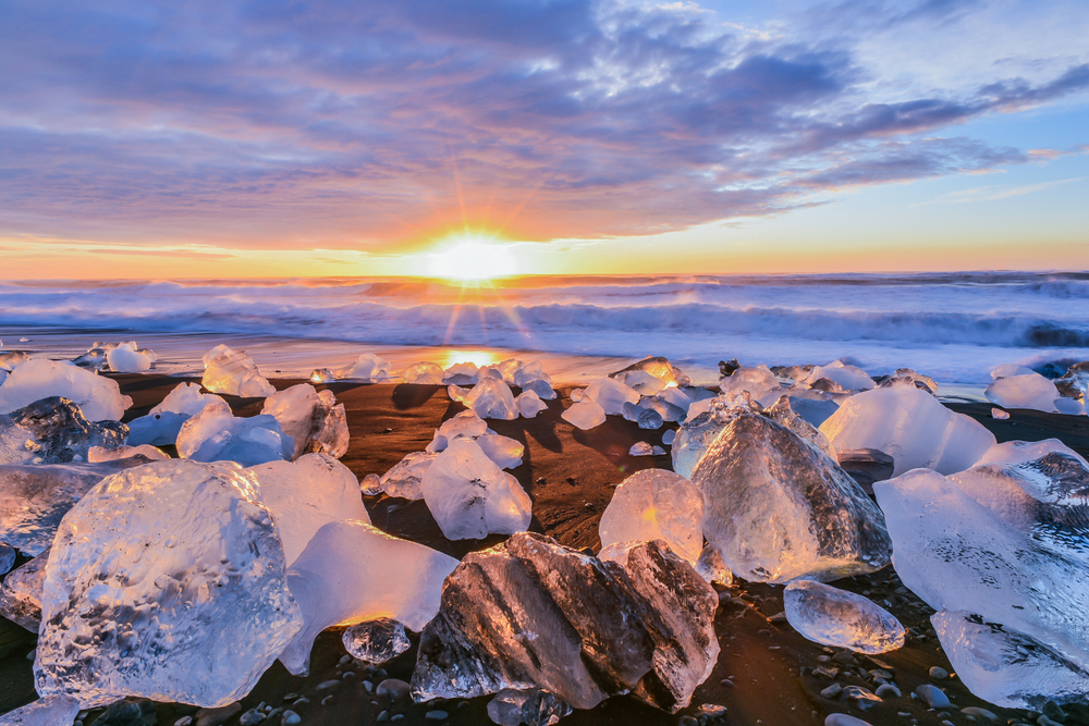 Pecahan es bak permata di Diamond Beach