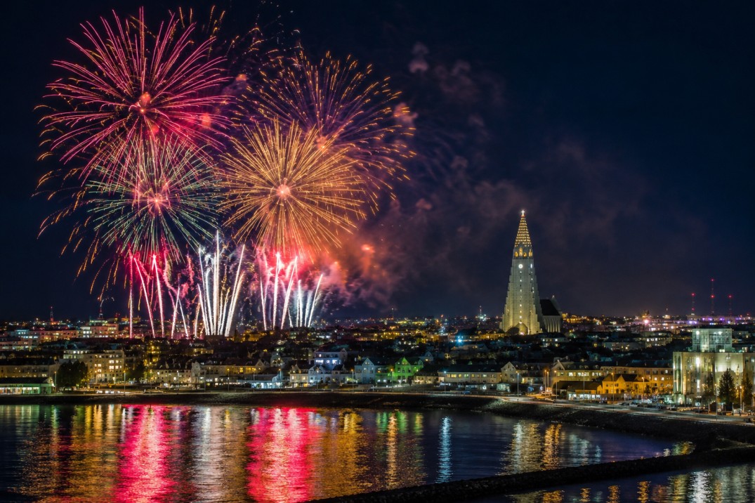 Pesta kembang api malam tahun baru di pusat kota Reykjavik