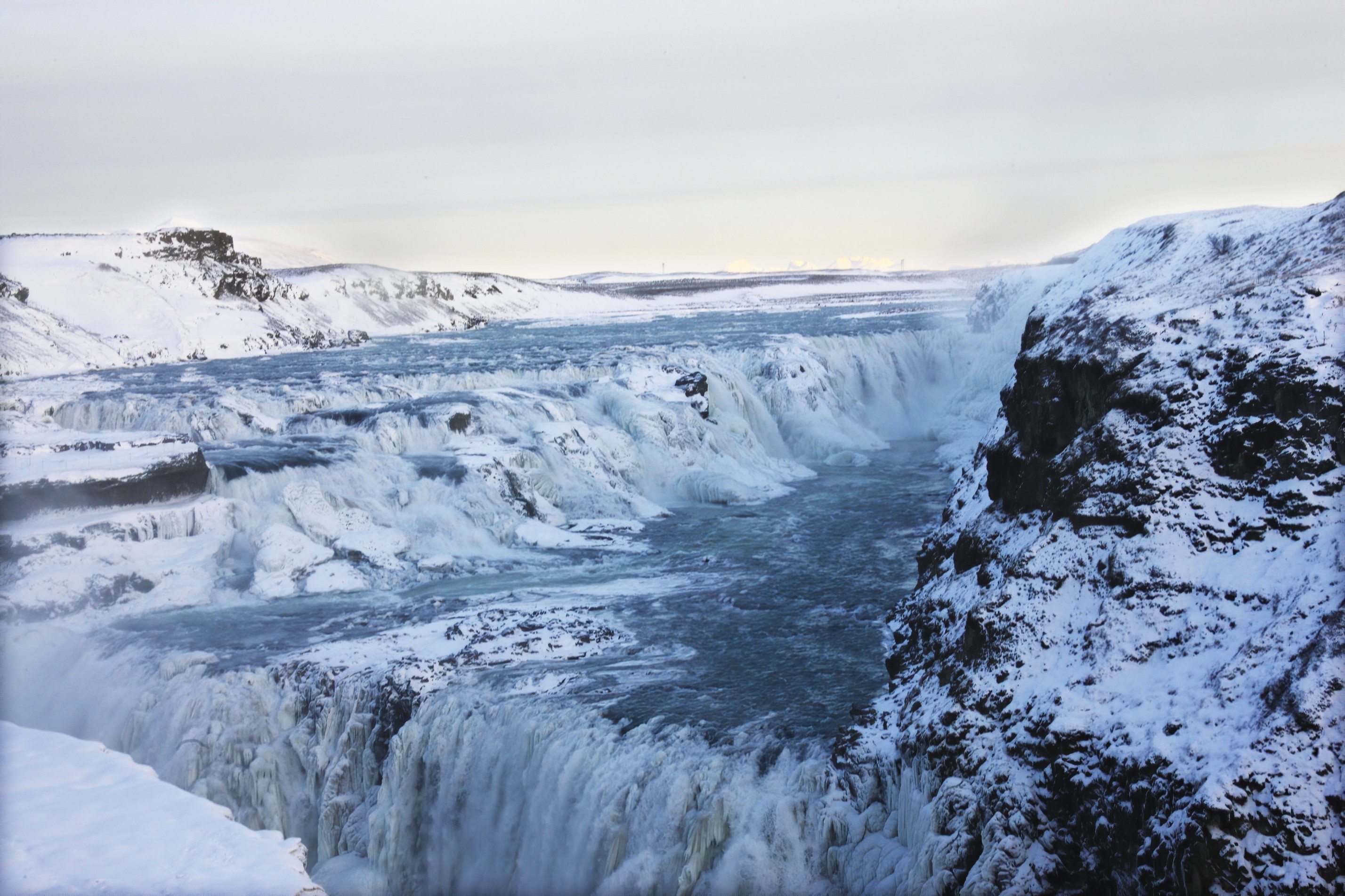 Pemandangan menakjubkan Gullfoss Waterfall di musim dingin